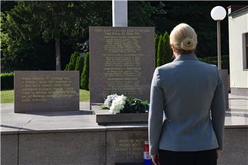 Grabar-Kitarović odala počast hrvatskim žrtvama ubijenim nakon završetka 2. Svjetskog rata