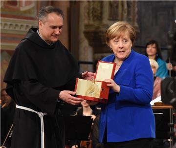 Merkel u Assisiju dobila franjevačku nagradu "Janje mira"