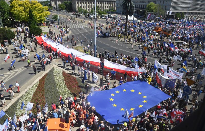 Poljaci prosvjedovali protiv vladajućih konzervativaca