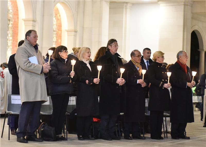 Tisuće svijeća obasjale Fátimu, 101 godinu nakon ukazanja Gospe