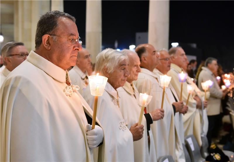 Tisuće svijeća obasjale Fátimu, 101 godinu nakon ukazanja Gospe