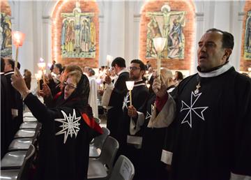 Tisuće svijeća obasjale Fátimu, 101 godinu nakon ukazanja Gospe