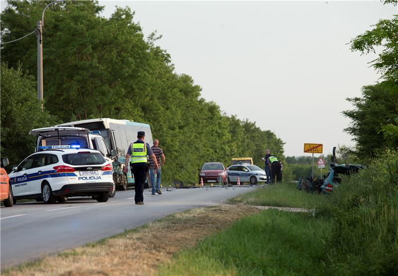 Vozač osobnog automobila poginuo u sudaru s autobusom