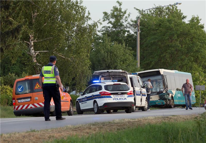  Vozač osobnog automobila poginuo u sudaru s autobusom