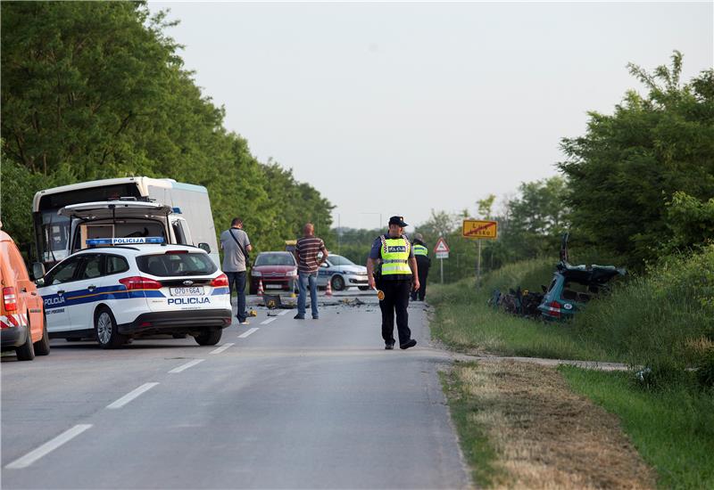  Vozač osobnog automobila poginuo u sudaru s autobusom