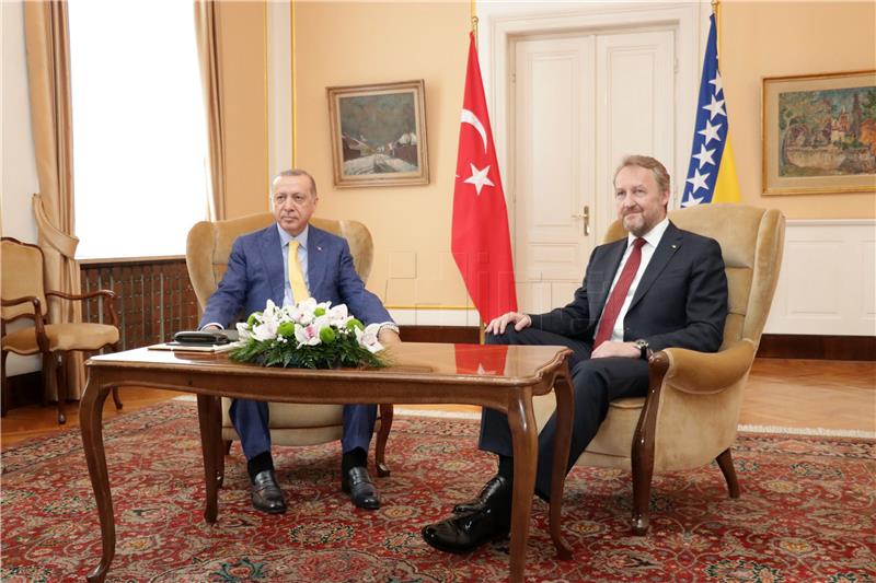 Erdogan promises support to Bosnia but asks for help in showdown with opponents