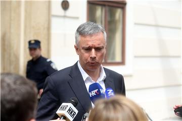  Izlazak koalicijskih partnera iz zgrade Vlade nakon sastanka