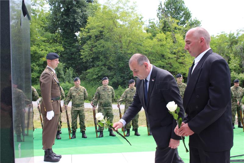 Otkriveno spomen obilježje masovne grobnice žrtava iz Domovinskoga rata