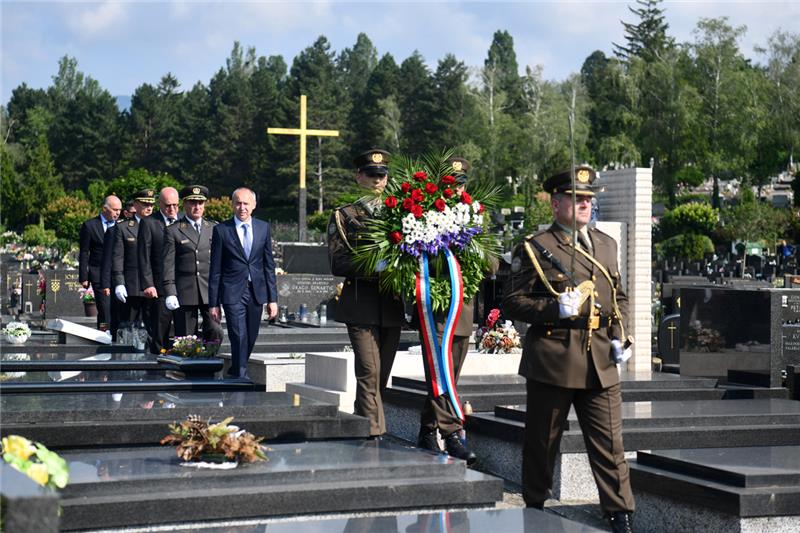 U povodu 27. obljetnice Oružanih snaga vijenci na Mirogoju, Krstičević: HV jamac mira i sigurnosti