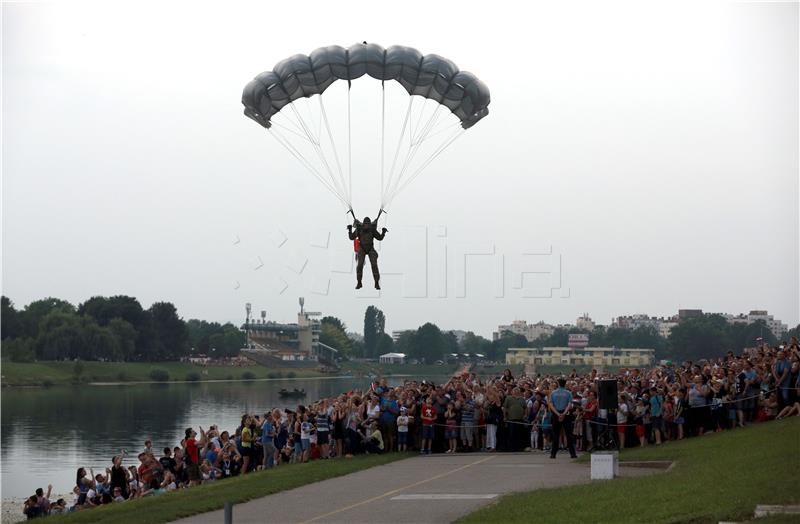 Army Day marked with parachuting, aerobatic programmes in Zagreb