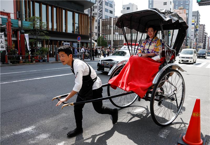 JAPAN PHOTO ESSAY PECULIAR PROFESSIONS ASIA