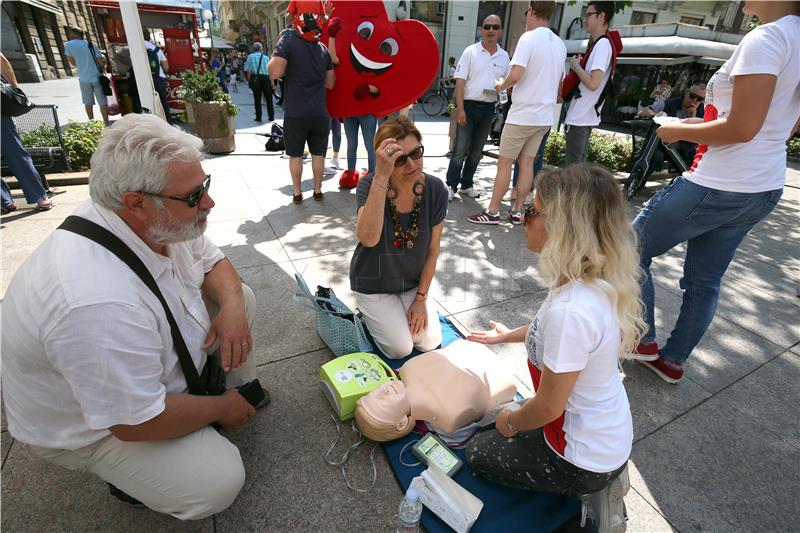 Medicinska edukacija Zagrepčana o oživljavanju na Cvjetnom trgu