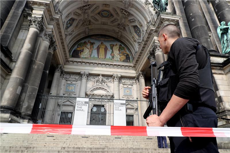 GERMANY POLICE BERLINER CATHEDRAL