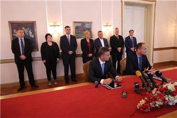  Ministar Marić i župan Anušić potpisali ugovore o dodjeli nekretnina