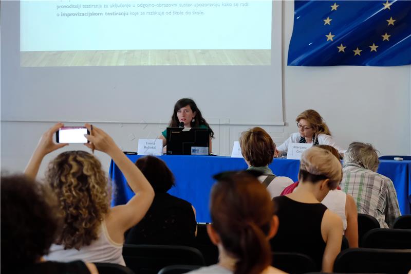 Croatia's education system not prepared for integration of asylum-seeking children, round table hears 