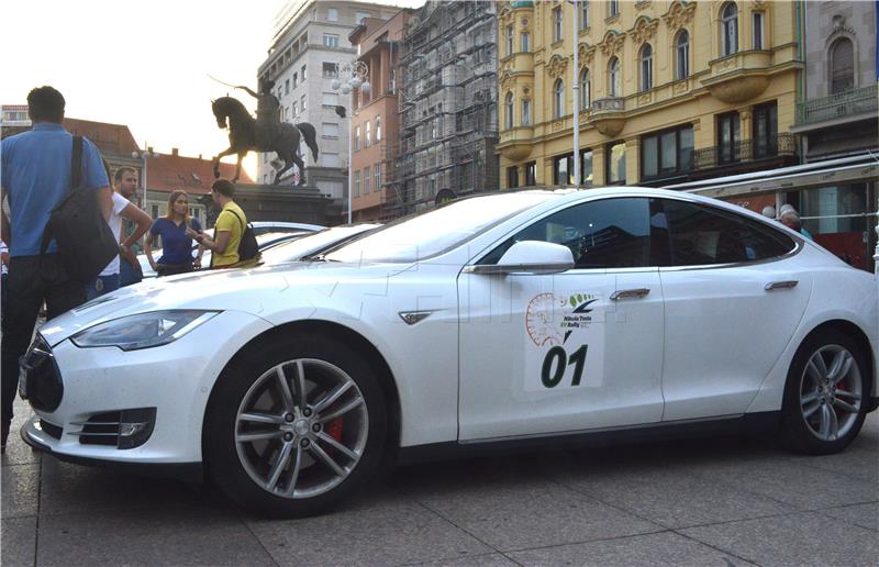 Tesla auti na glavnom zagrebačkom trgu