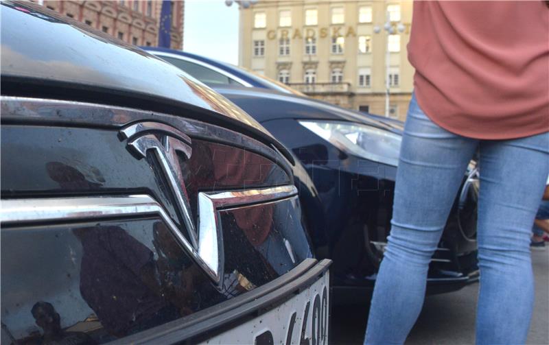 Tesla auti na glavnom zagrebačkom trgu