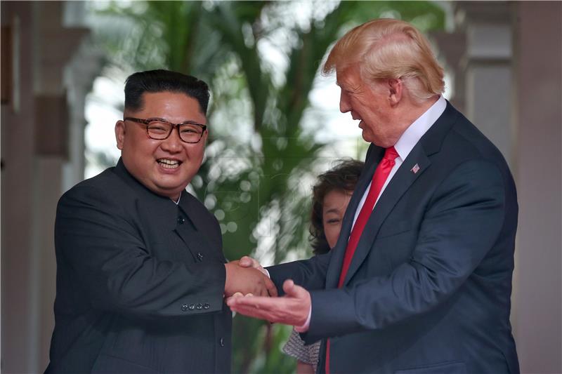 Trump i Kim počeli summit rukovanjem, osmijehom i uzdignutim palcem