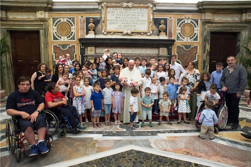 Papa usporedio neke pobačaje s eugenikom "u bijelim rukavicama"