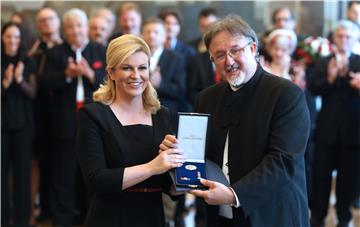 Predsjednica Kolinda Grabar-Kitarović uručila je odlikovanja i priznanja Republike Hrvatske