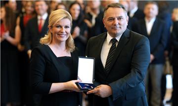 Predsjednica Kolinda Grabar-Kitarović uručila je odlikovanja i priznanja Republike Hrvatske