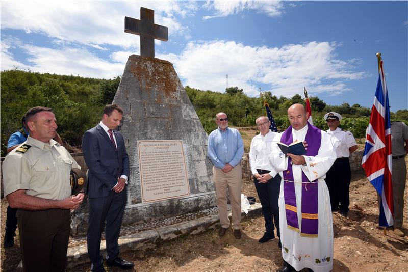 Na Visu otkrivena spomen ploča poginulim savezničkim vojnicima