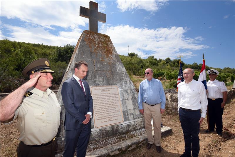 Na Visu otkrivena spomen ploča poginulim savezničkim vojnicima