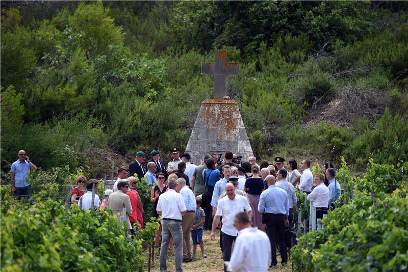 Na Visu otkrivena spomen ploča poginulim savezničkim vojnicima