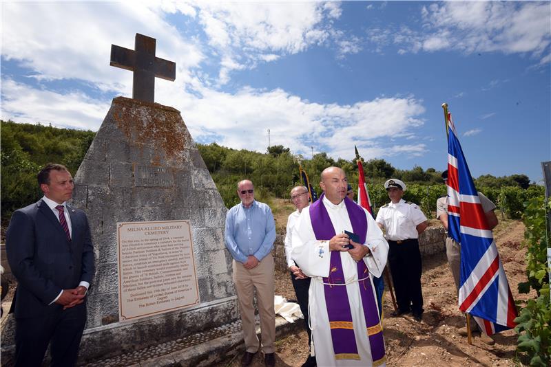 Na Visu otkrivena spomen ploča poginulim savezničkim vojnicima