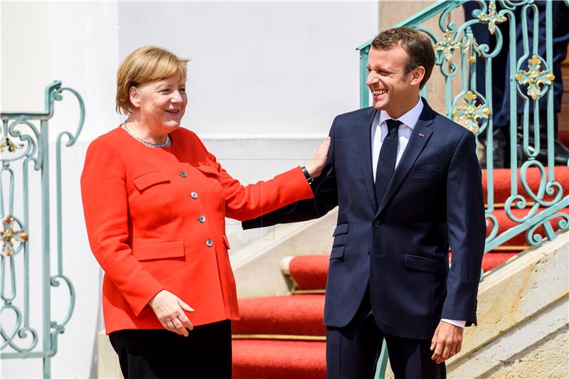 Macron i Merkel žele vraćati migrante u zemlje u kojima su ušli u EU