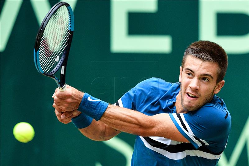 Coric defeats Federer to win Halle title