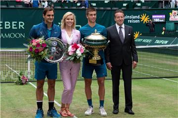 ATP Halle: Ćorić pobijedio Federera za trijumf u Halleu