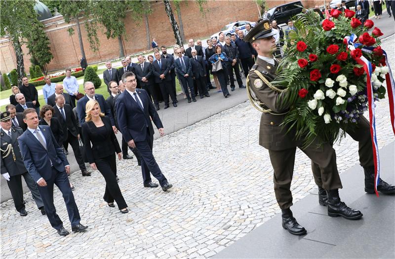 Državni vrh položio vijence na Mirogoju