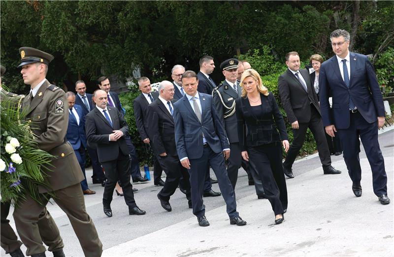 Državni vrh položio vijence na Mirogoju