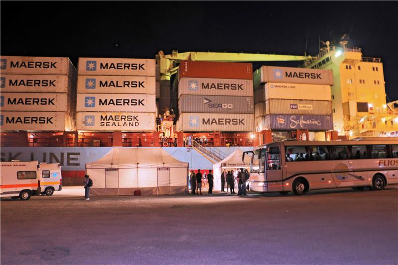 Danski teretni brod Alexander Maersk može pristati na Siciliji