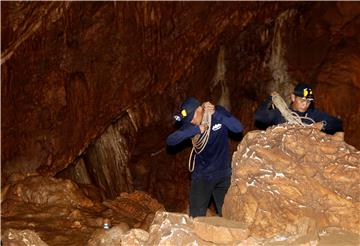 Nastavljena potraga za mladim nogometašima u poplavljenoj špilji u Tajlandu