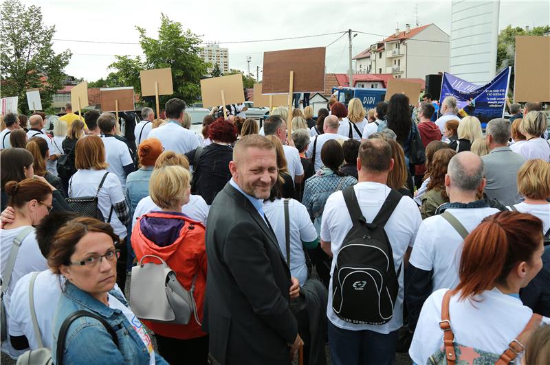 Protest against pay decrease for teachers in institutions for the disabled