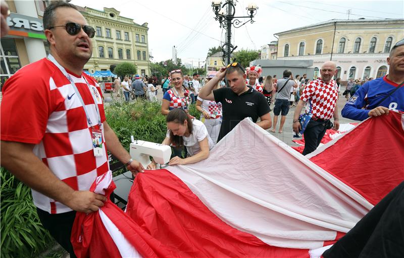 SP Rusija: spajanje 60 metarske zastave u Nižnjem Novgorodu