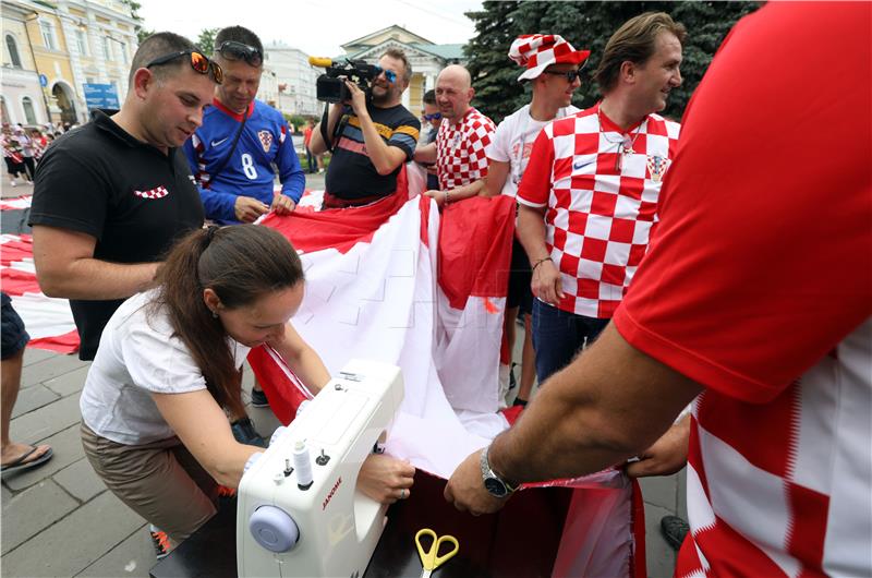 SP Rusija: spajanje 60 metarske zastave u Nižnjem Novgorodu