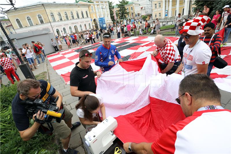 SP Rusija: spajanje 60 metarske zastave u Nižnjem Novgorodu