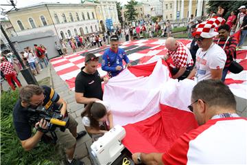 SP Rusija: spajanje 60 metarske zastave u Nižnjem Novgorodu