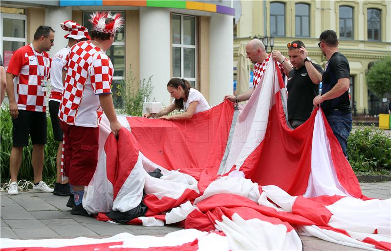 SP Rusija: spajanje 60 metarske zastave u Nižnjem Novgorodu