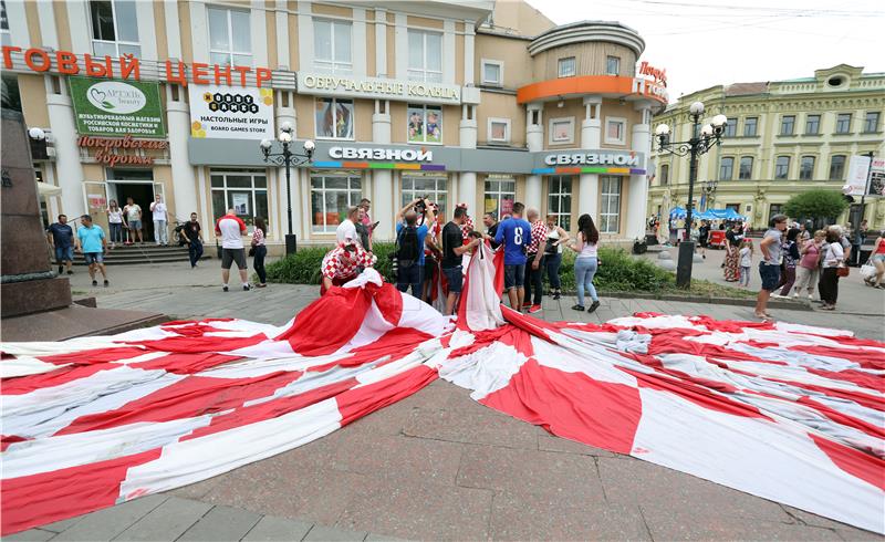 SP Rusija: spajanje 60 metarske zastave u Nižnjem Novgorodu