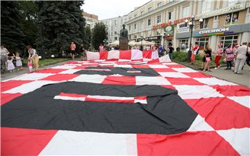 SP Rusija: spajanje 60 metarske zastave u Nižnjem Novgorodu