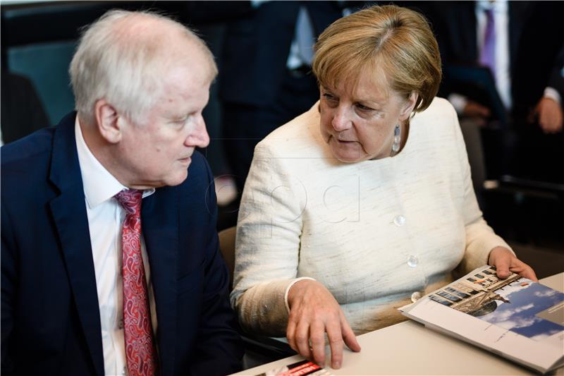 Seehofer nezadovoljan prijedlozima kancelarke Merkel o migrantima