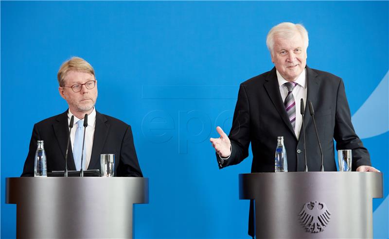 Seehofer ponudio ostavku - izvori iz CSU-a