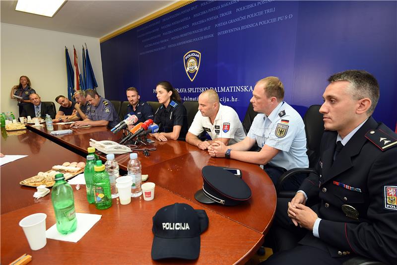 Predstavljeni strani policajci, koji će raditi u Splitu tijekom sezone