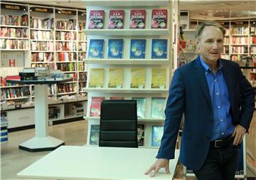 Dan Brown prošetao središtem Zagreba, susreo se s obožavateljima i poručio: Ovdje je divno!