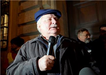 Lech Walesa pridružio se prosvjednicima u Varšavi