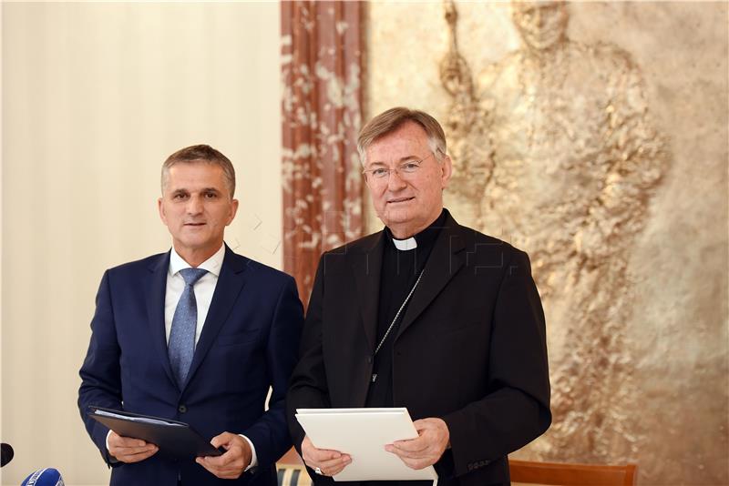  Mons. Marin Barišić i ministar državne imovine Goran Marić potpisali Ugovor o darovanju nekretnine na Dračevcu